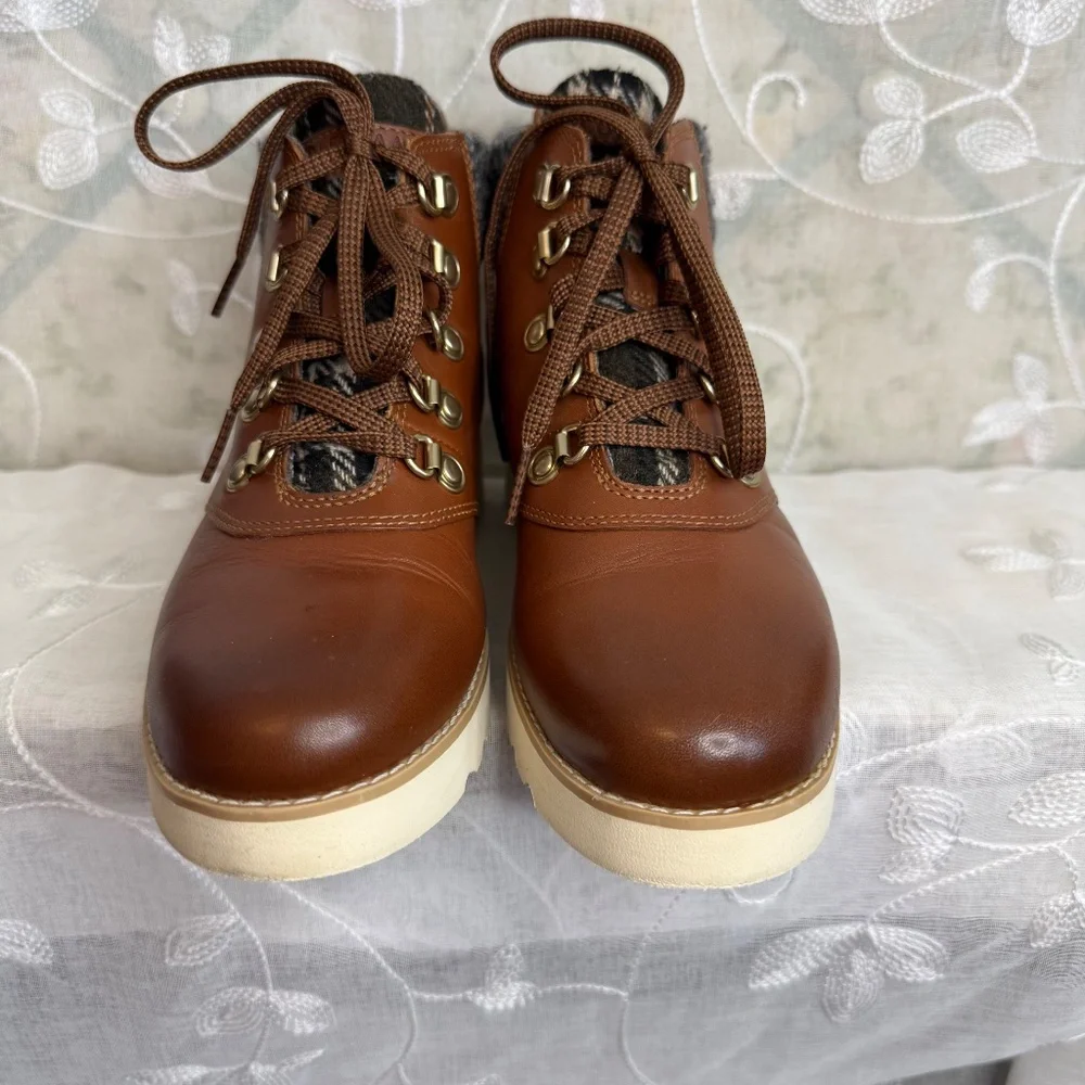 Cole Haan Nantucket Rugged Waterproof Hiker Brown leather ankle Boots Sz snug 6 - Picture 3 of 14
